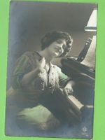 Antike Postkarte, Dame am Klavier