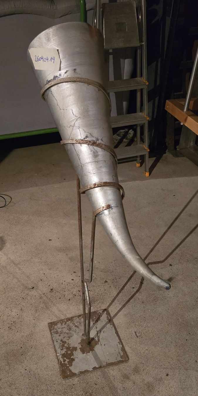 Sonstiges für Haushalt & Wohnen: Blumenständer Horn, Gestell Eisen, Horn Ton – Gebraucht aus Rorschacherberg von snOOpydOg11 2