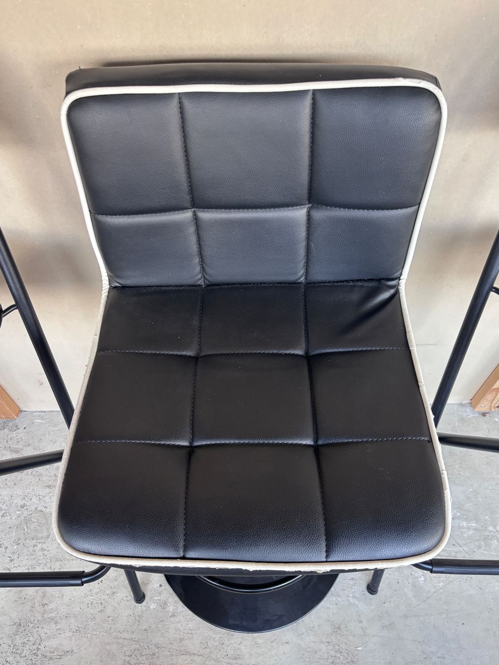 Set de table et chaises: Lot table haute + 4 chaises de bar – D'occasion à Villars-sur-Glâne par cla_w5s7 7