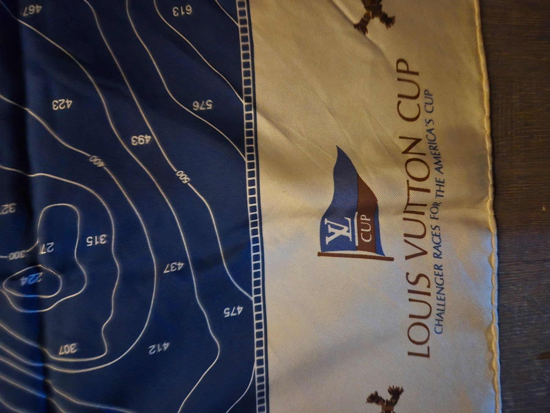 Louis Vuitton Foulard & Sciarpe: Carré de Soie Collector Louis Vuitton – Usato da Morgins venduto da pmd_px9d 1