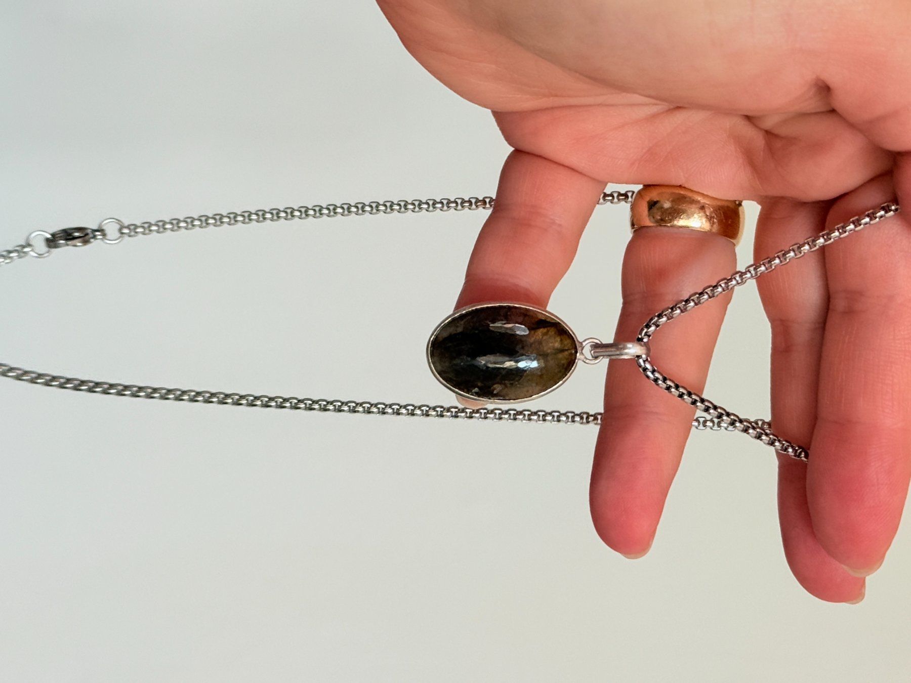 Ketten: Fashionable labradorite necklace – Neu und originalverpackt aus Genève von AGBERG 6