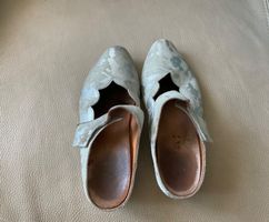 Super jolies mules en daim blanc et argenté THINK! T. 37.5