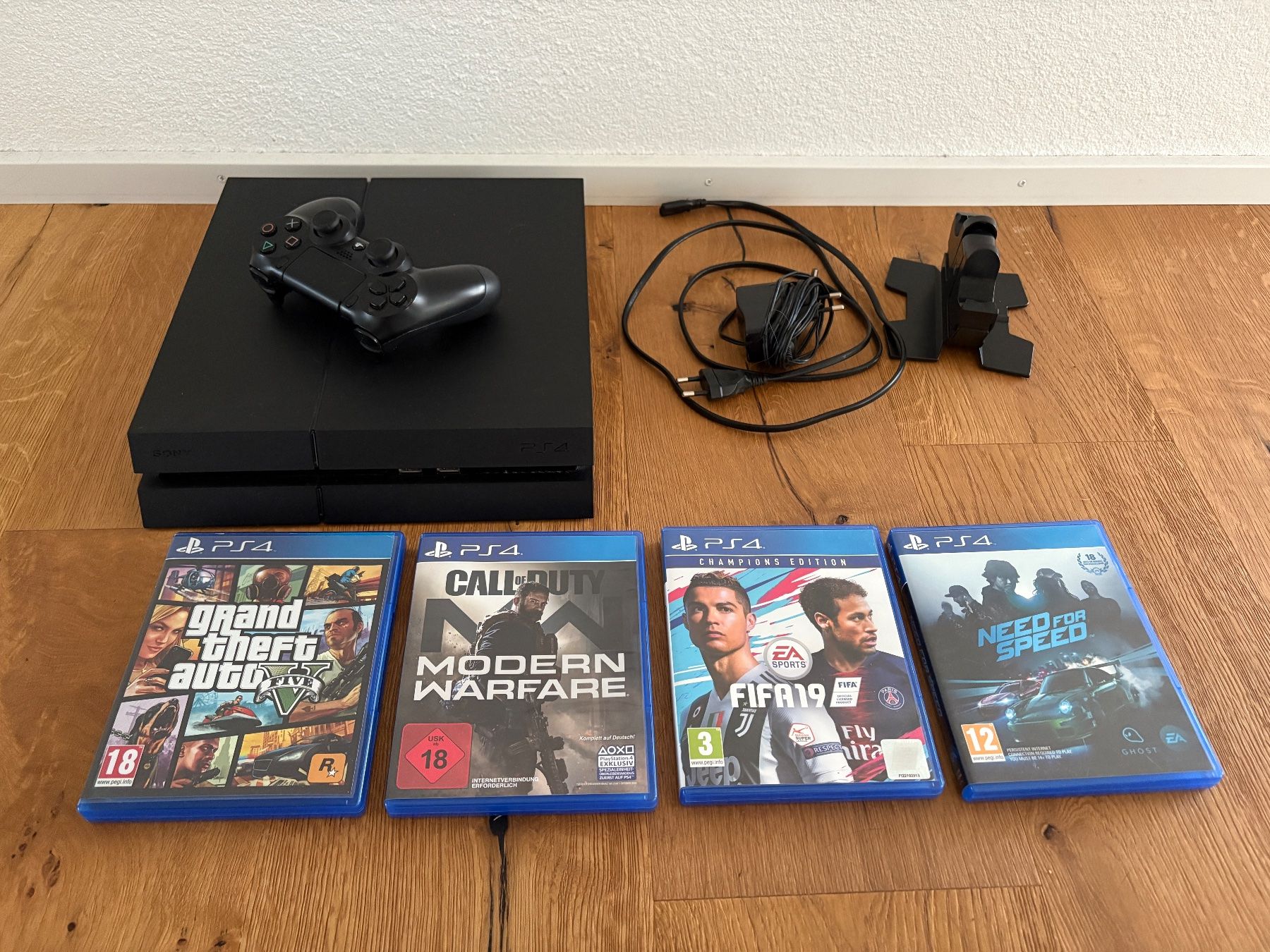 Sony Console: Sony PS4 inkl. 4 Games, Controller und Ladestation – Usato da Algetshausen venduto da Sili2000