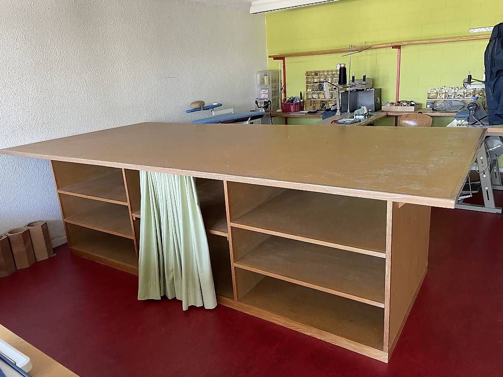 Établis: Arbeitstisch/ Schneideratelier/ Werken – D'occasion à Hämikon par dorada 3