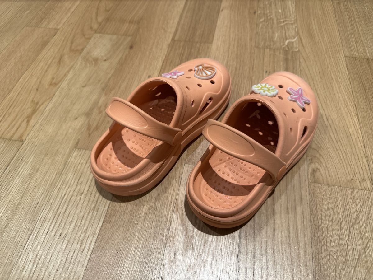 Crocs Scarpe per ragazze: Peach Clogs with Flower & Starfish Charms - Size EU 39 – Usato da Zumikon venduto da don_2sy6 1