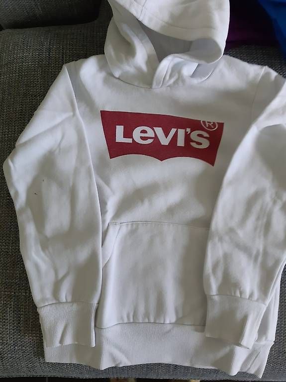 Lotti & Set di vestiti: Vendita felpe levis e Tommy Hilfiger – Usato da Basel venduto da aly_vxt9 1
