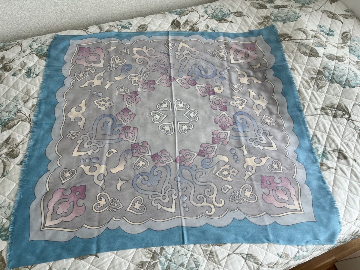 Foulards & écharpes: Tuch mit Muster hellblau/grau Grösse ca. 130x130 cm – Neuf avec emballage d'origine à Pfäffikon SZ par Zitrone_100