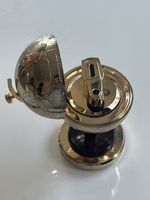 Feuerzeug Globus Metall Gold Optik mit Standfuss(I5)