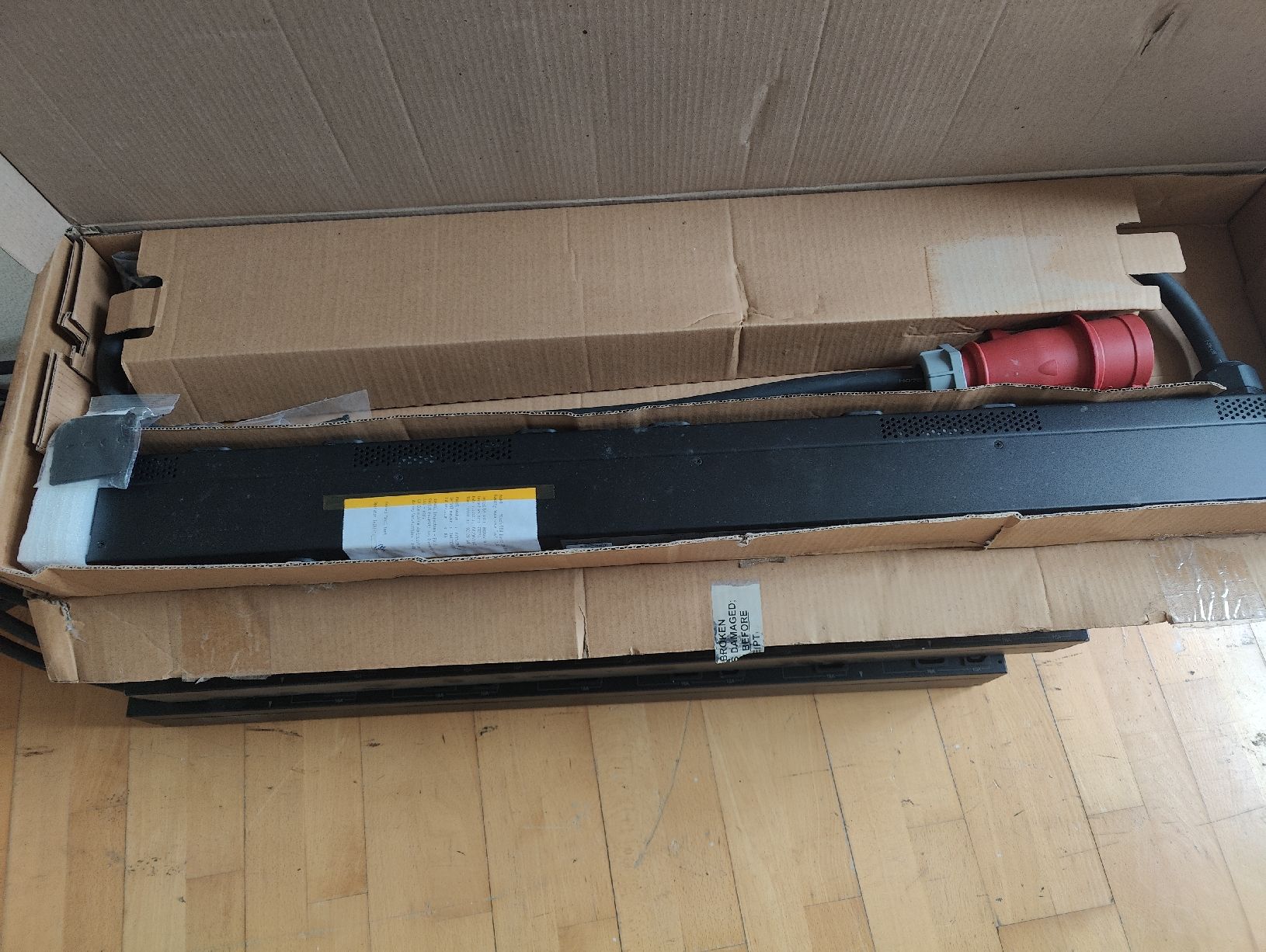 Apc Elektronikbauteil: APC AP77555A Rack PDU 22kW 400V / 32A – Neu (gemäss Beschreibung) aus Luzern von Djadm 1