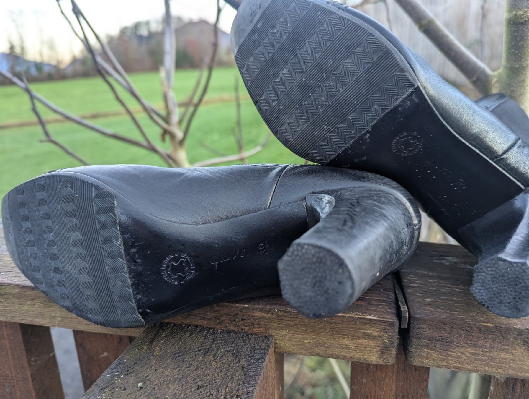 Lloyd Scarpe da donna: Lloyd Chelsea Boots mit Budapester Muster Gr 39 Schwarz – Usato da Altendorf venduto da Eistoelter 5