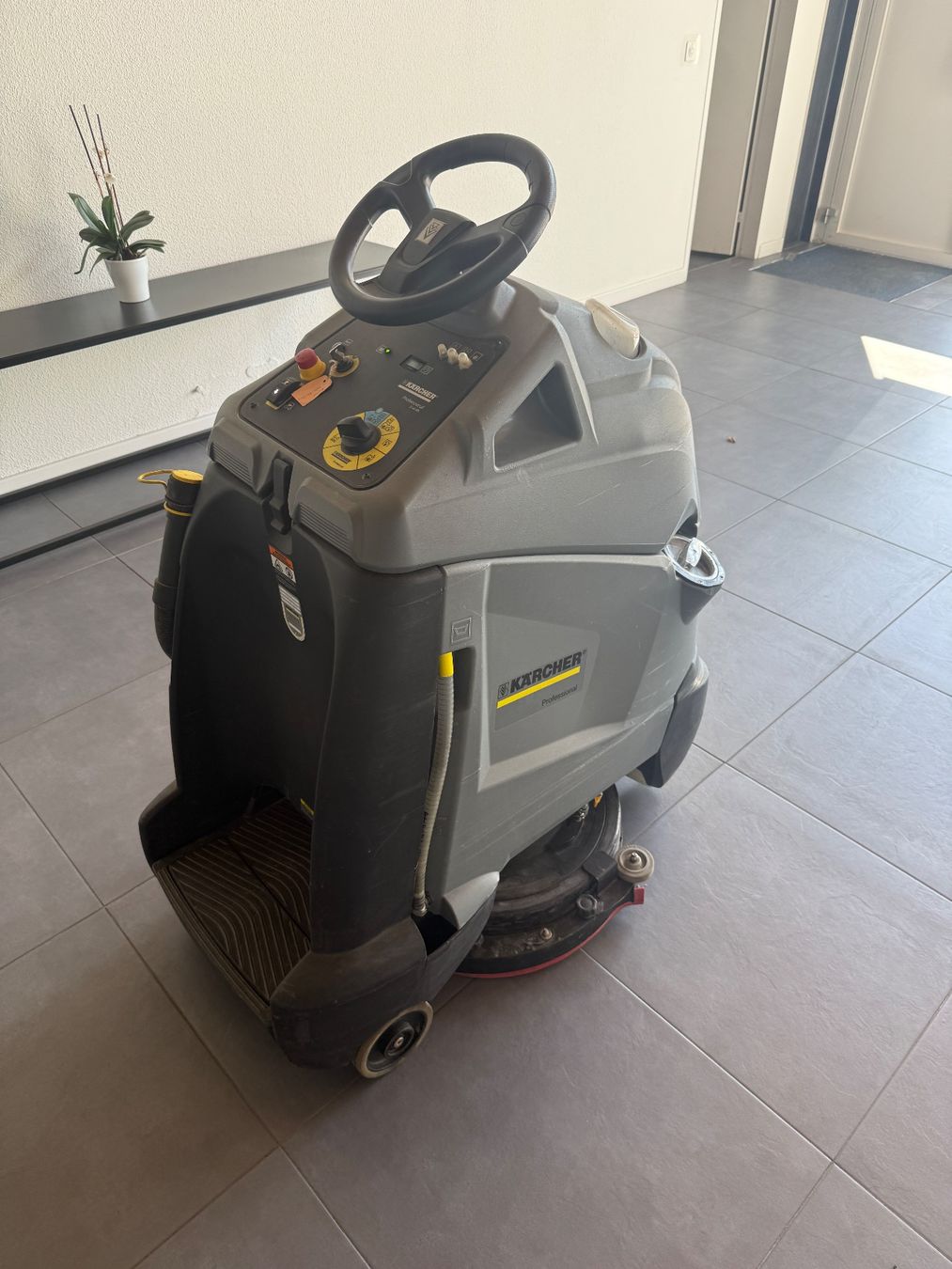 Kärcher Tutte le macchine: Kärcher Professional B 40 RS Step-on Scheuersaugmaschine – Usato da Aesch BL venduto da inf_97xr 3