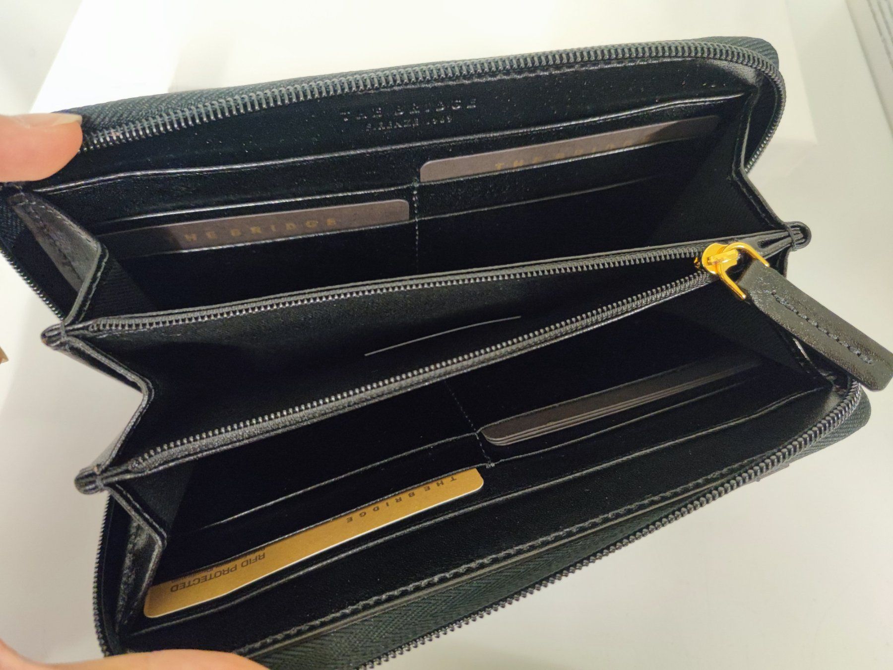 Portafogli: NEW The Bridge Long Wallet RFID, Black Leather – Nuovo e nell'imballaggio originale da Sursee venduto da Re.joy 2