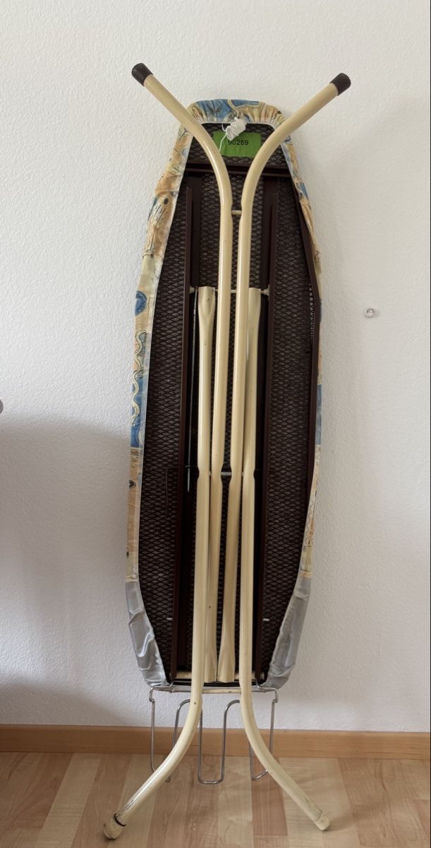 Assi da stiro: Sturdy Ironing Board - Perfect for All Your Ironing Needs! – Usato da Thalwil venduto da Maricortin