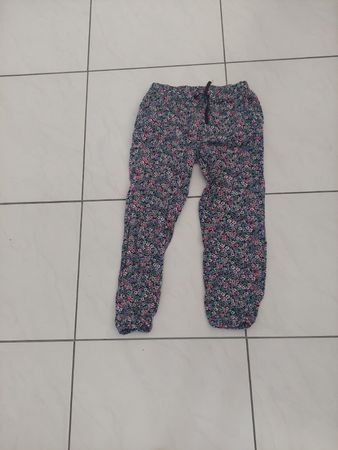 H&M Hose Blumenmuster Grösse 146 guter Zustand