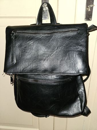 Schwarzer Rucksack / Schultertasche