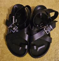 Schwarze Bershka Sandalen mit Schnalle, Grösse 40, NEU!