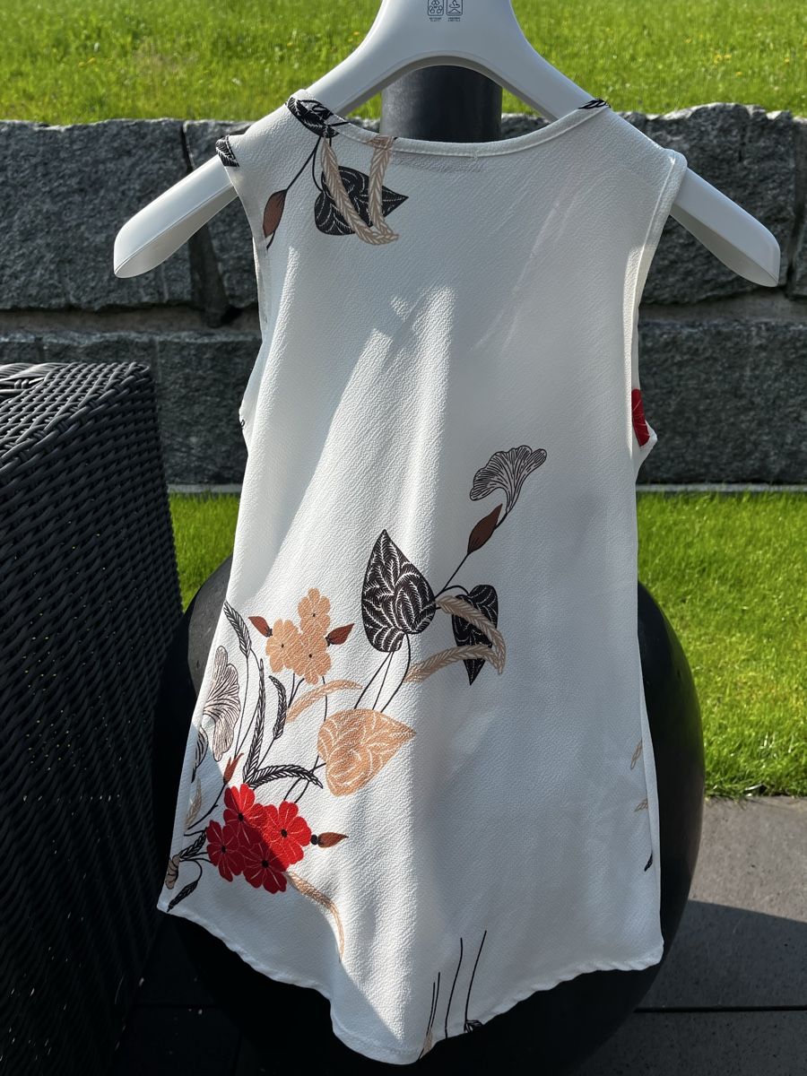 Chemisiers: Bluse ärmelos weiss mit Blumen Gr. S/M – D'occasion à Hinwil par dire07 1