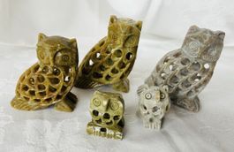 5 Eulen aus Speckstein, geschnitzt