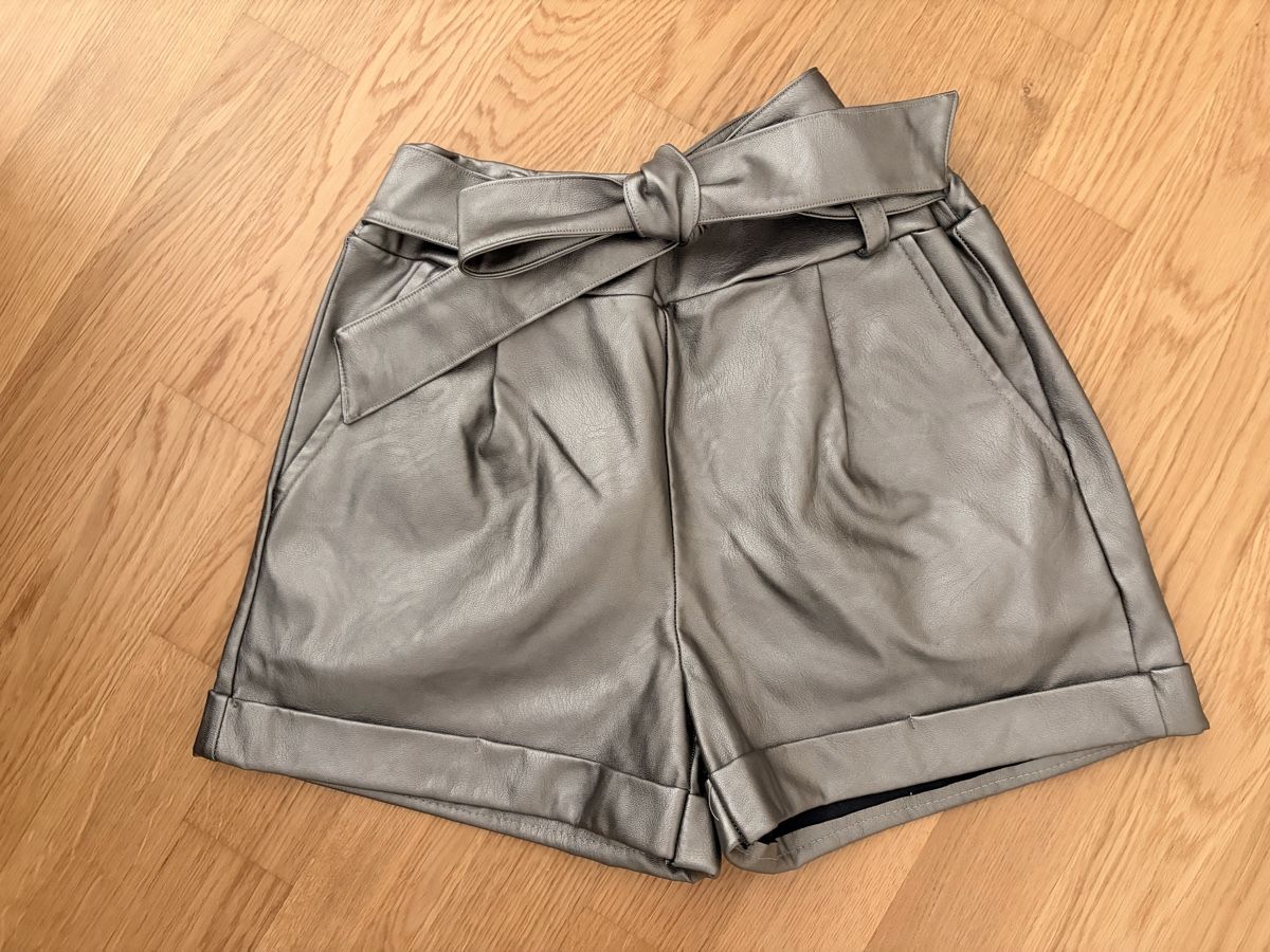 Pantaloni: Sommer-Shorts in Lederoptik – Usato da Zürich venduto da Sandraastoll