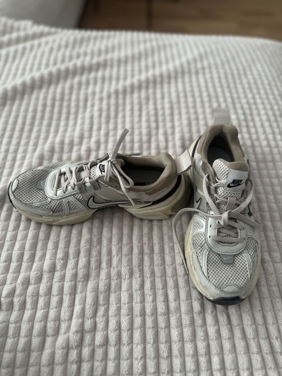Nike Damenschuhe: Nike V2K Run Damen Sneaker Beige – Gebraucht aus Kriens von Trisanzz 1