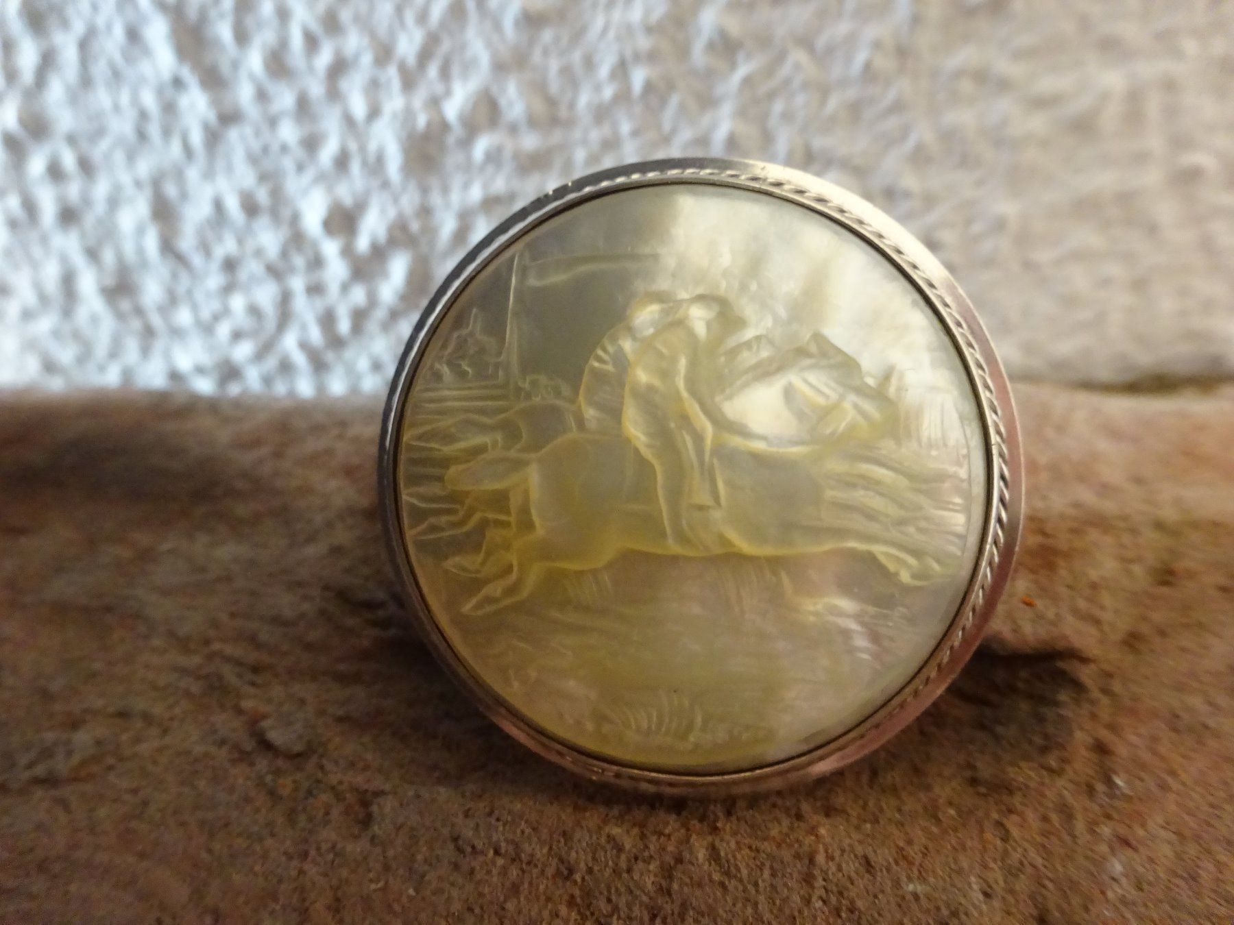 Spille & Fermagli: Brosche Pferd Derby Perlmutt / Silber – Usato da Esslingen venduto da FetteSchnecke 4
