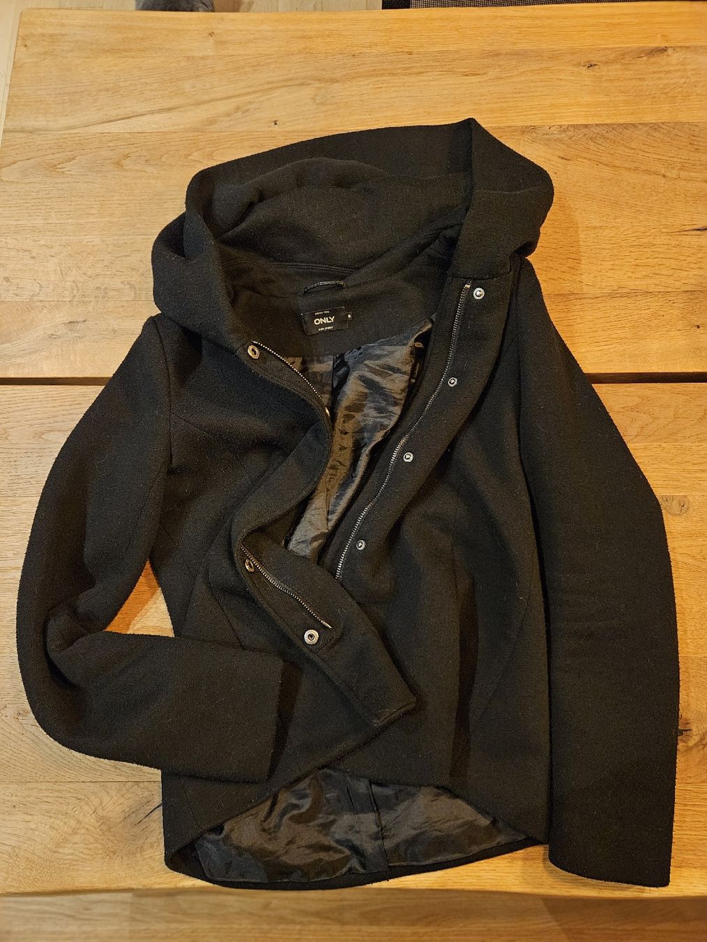 Only Giacche: Only Jacke mit Kapuze, schwarz, Grösse S – Usato da Liestal venduto da corneb 3