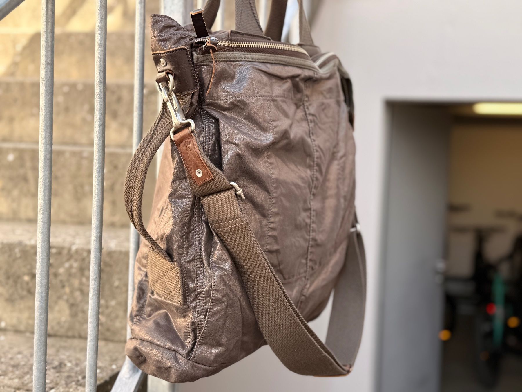 Borse: Stofftasche olive leicht glänzend – Usato da Mettmenstetten venduto da chris2220 1
