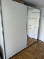 Kleiderschrank mit Schwebetüren und Spiegeln