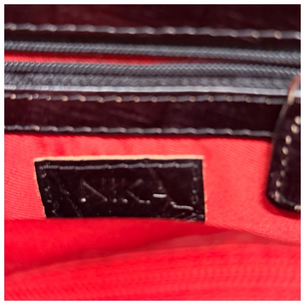 Taschen für Damen: Umhängetasche der Schweizer Marke NIKA – Neu (gemäss Beschreibung) aus Schlieren von RoPue 2