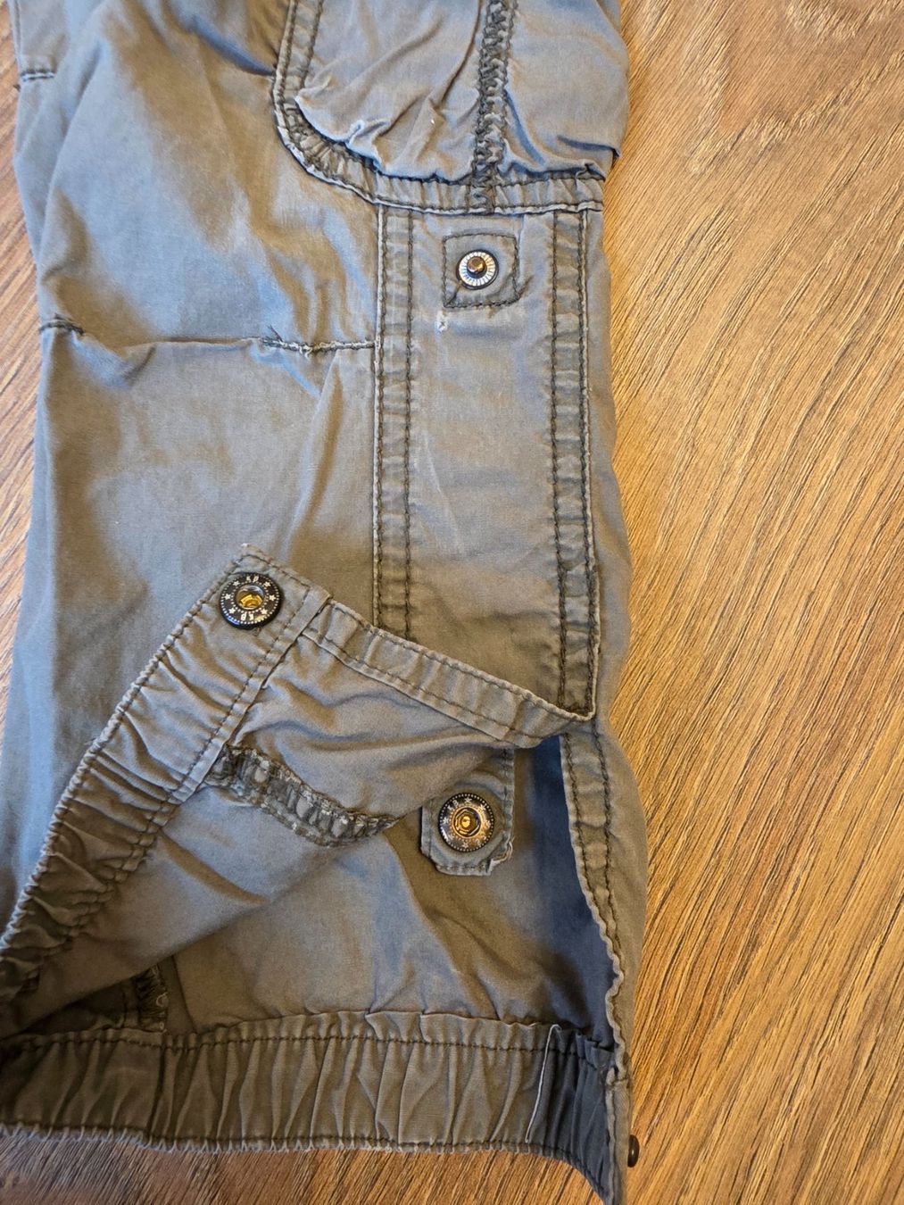 Pantaloni: Hose olivgrün Gr. 98 – Usato da Nebikon venduto da Japostyle 3