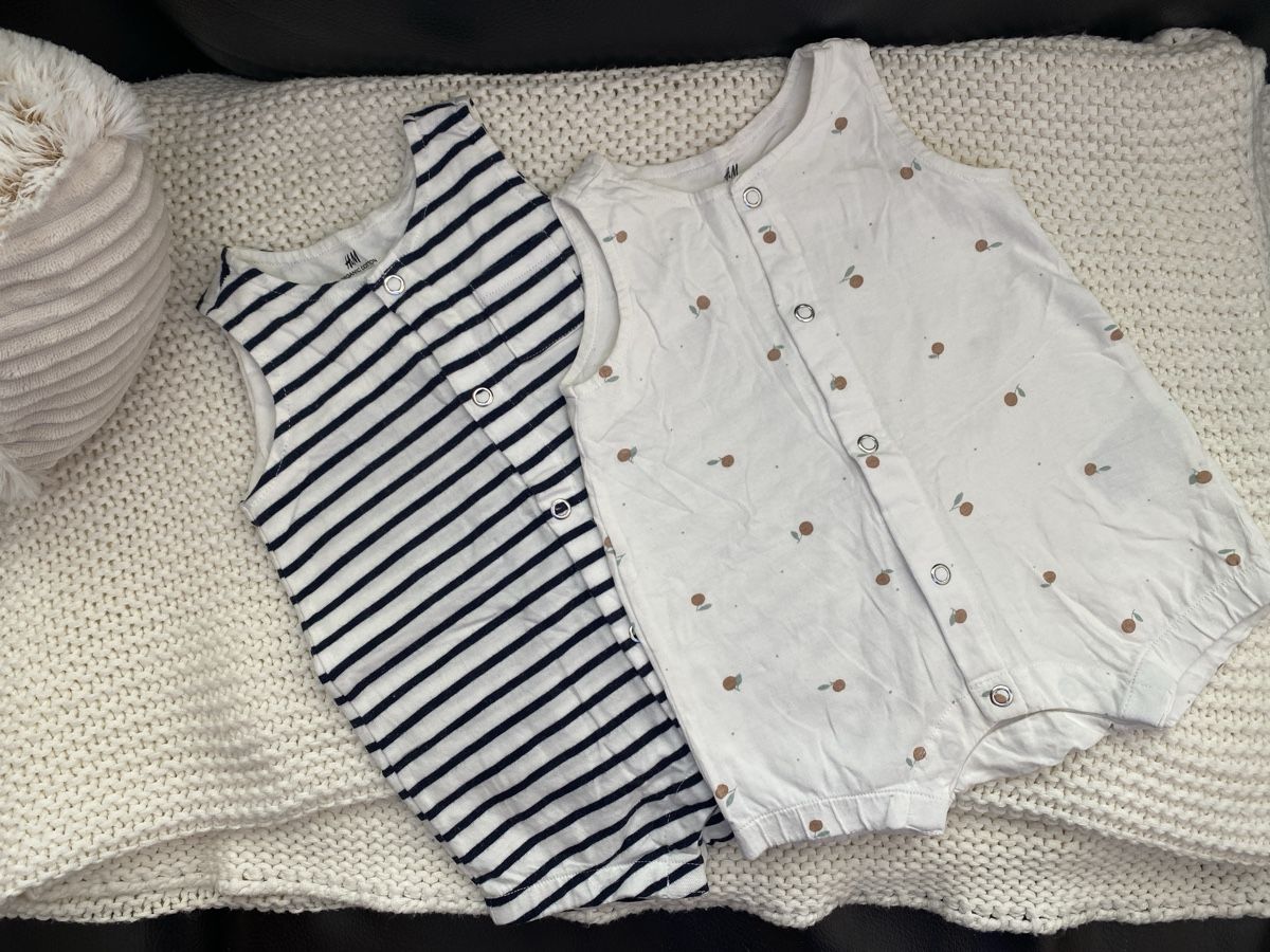 H&M Lotti di vestiti: Set de 2 barboteuses H&M taille 56 – Usato da Fully venduto da Lisa127