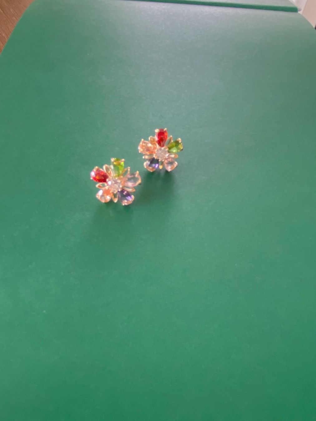Ohrringe & -stecker: Ohrstecker Blumenform bunt neuwertig – Neu und originalverpackt aus Luzern von Felicita_26 4