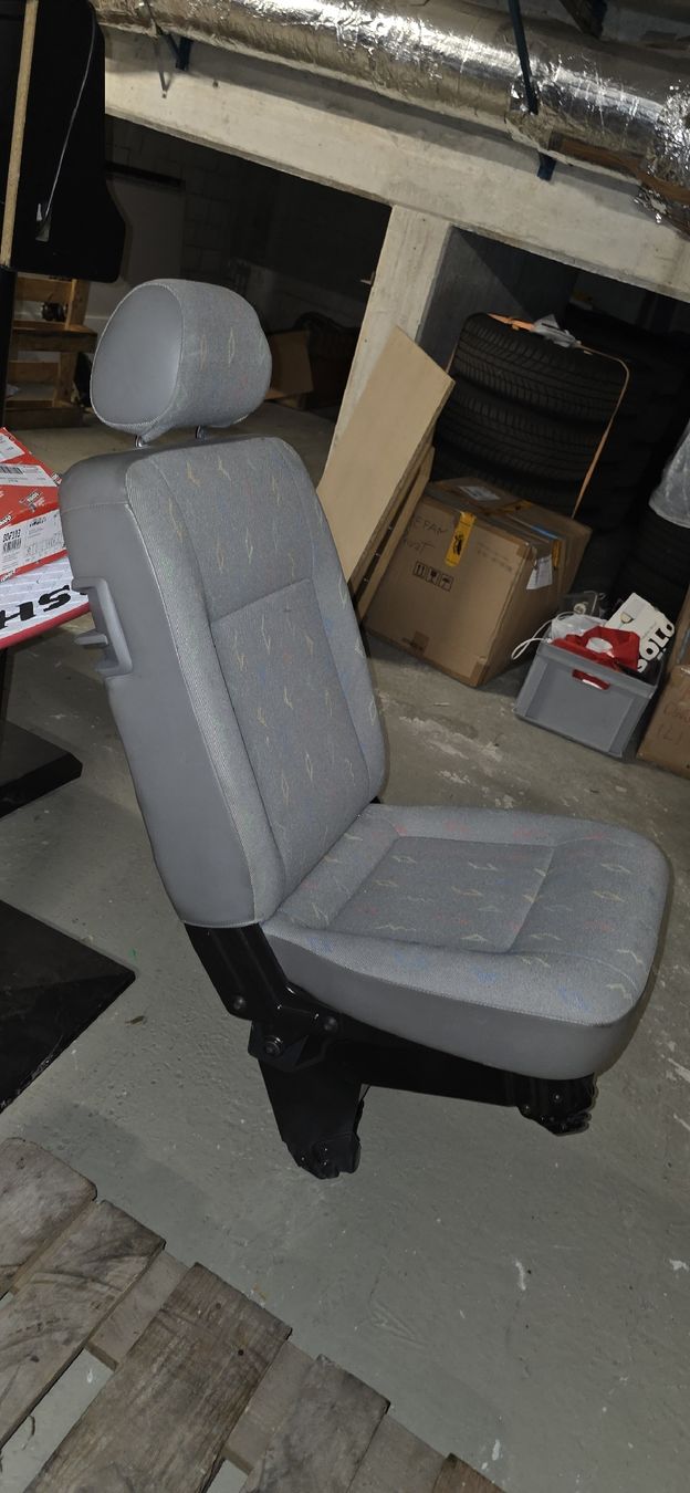 VW Tutti pezzi di ricambio auto: VW T5 Einzelsitz Klapbar  – Usato da Goldau venduto da antch