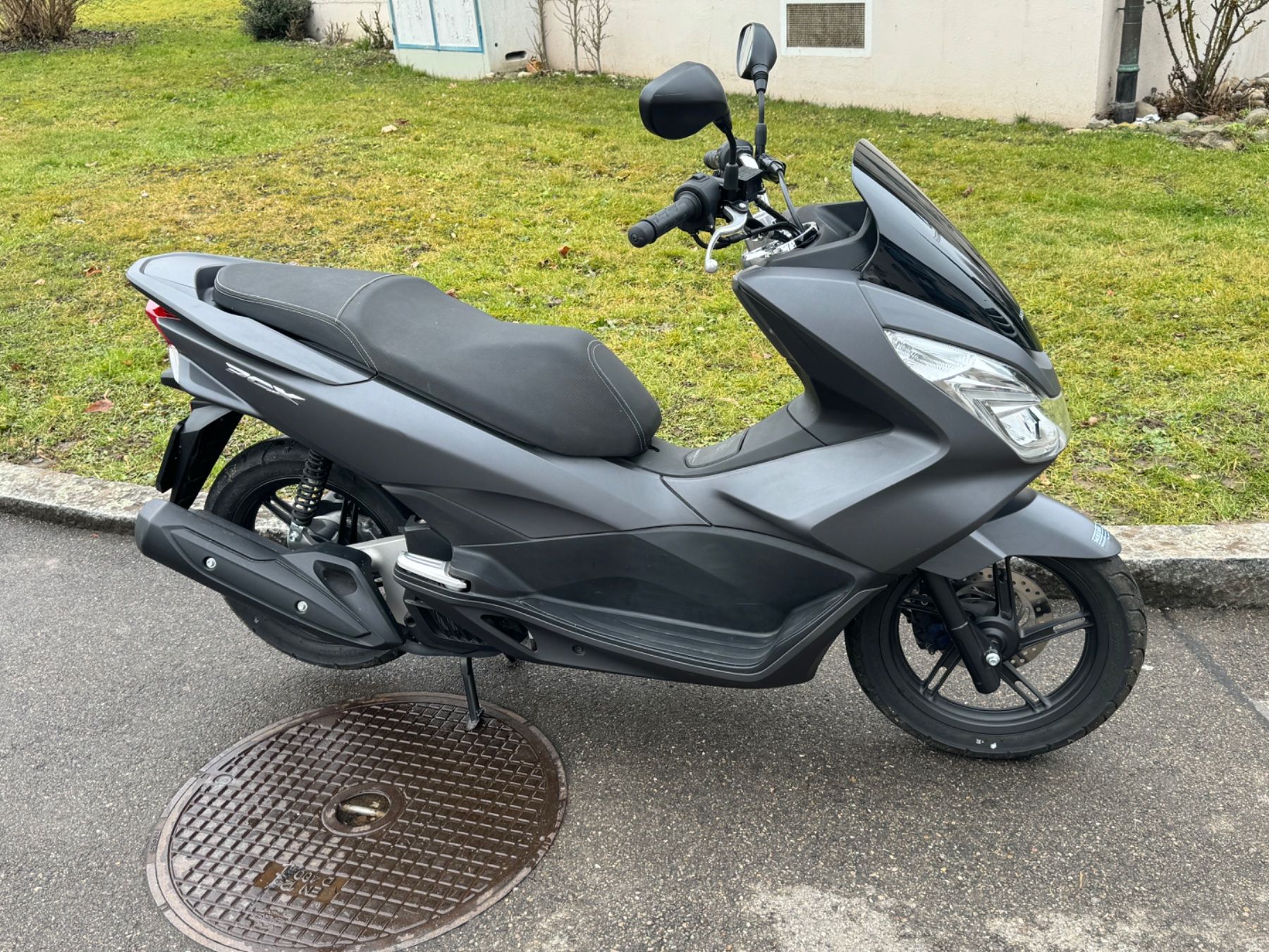 Honda Scooters: Honda pcx 125 – D'occasion à Zürich par Sparta365 2