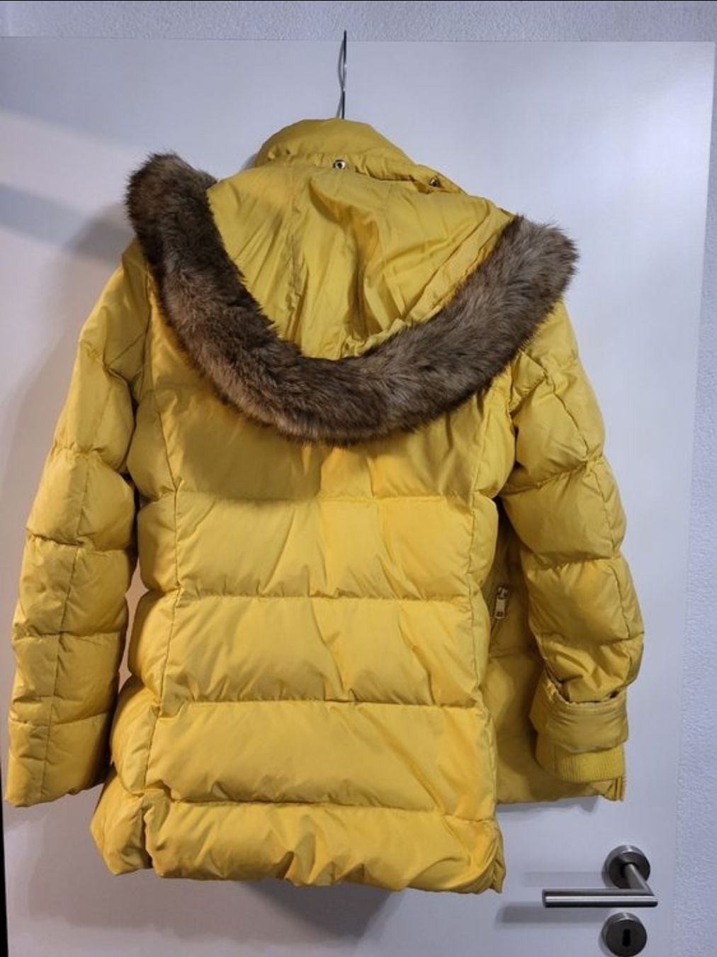 Tommy Hilfiger Giacche: Doudoune jaune à capuche Tommy Hilfiger, taille M – Usato da Rolle venduto da Loutre84 1