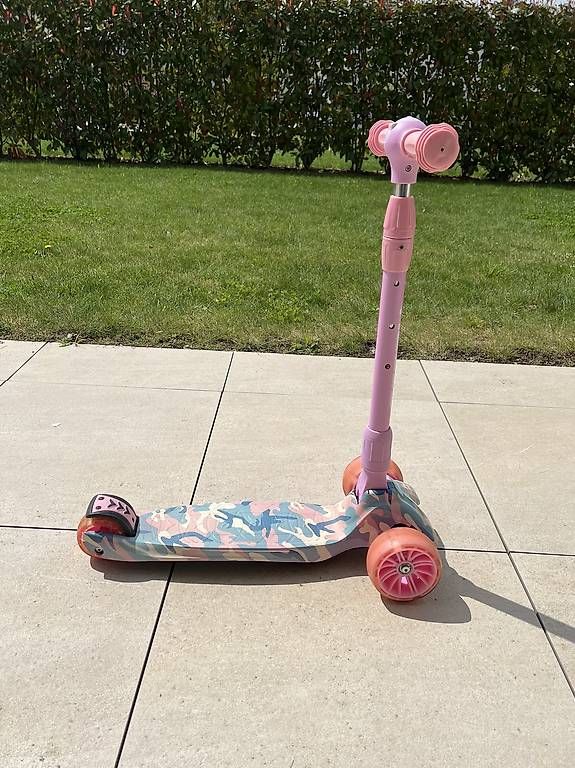 Kickboard: Story Mini Friends Deluxe LED Kickboard – Usato da Willisau venduto da Flaming 1