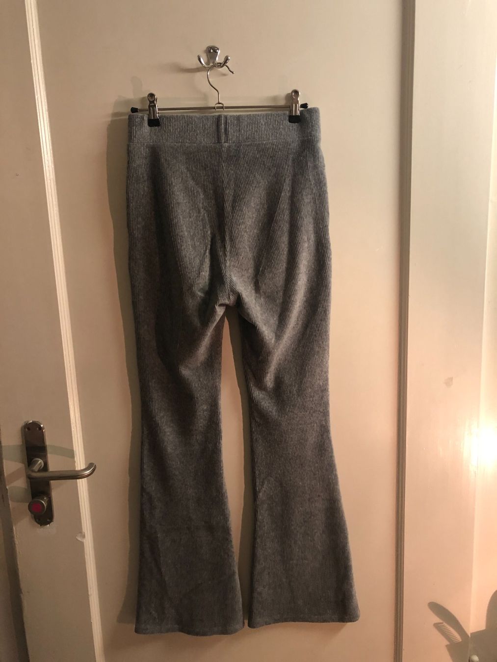 Pantaloni: Stoffhose // Flared // Grau // Manchester – Usato da Zürich venduto da aurelia_nater 2