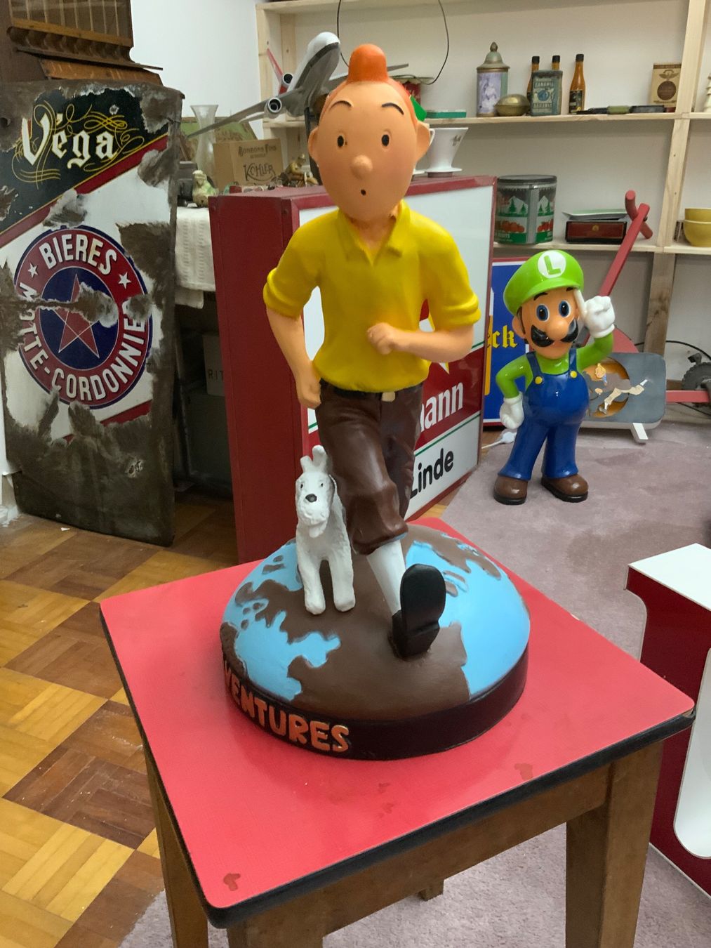 Comics: Tintin Figur mit Milou auf Globus Studio Aventures – Gebraucht aus Willisau von Minali