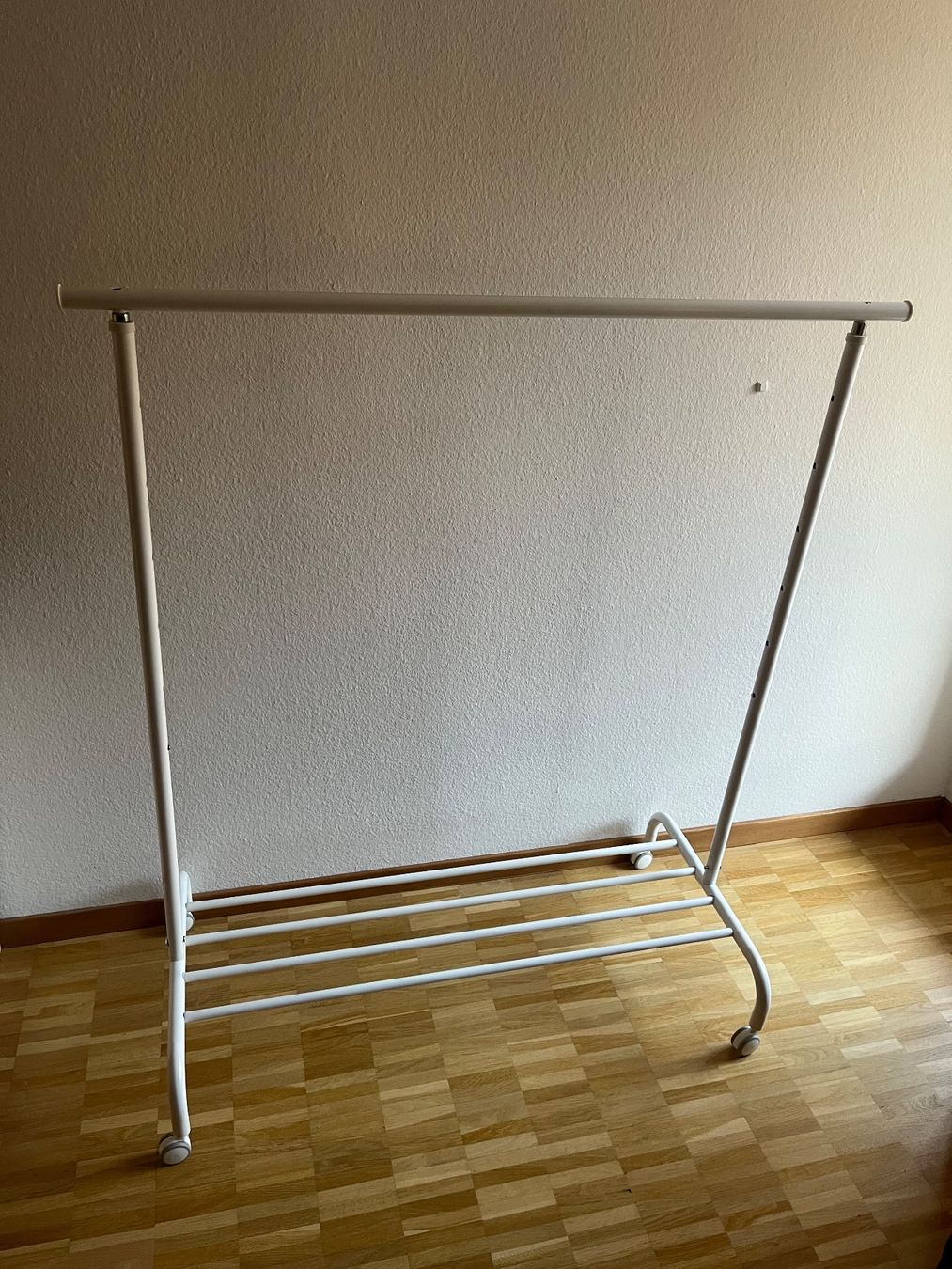 Ikea Guardaroba: RIGGA Garderobenständer, weiss – Usato da Bern venduto da JodokusKwak