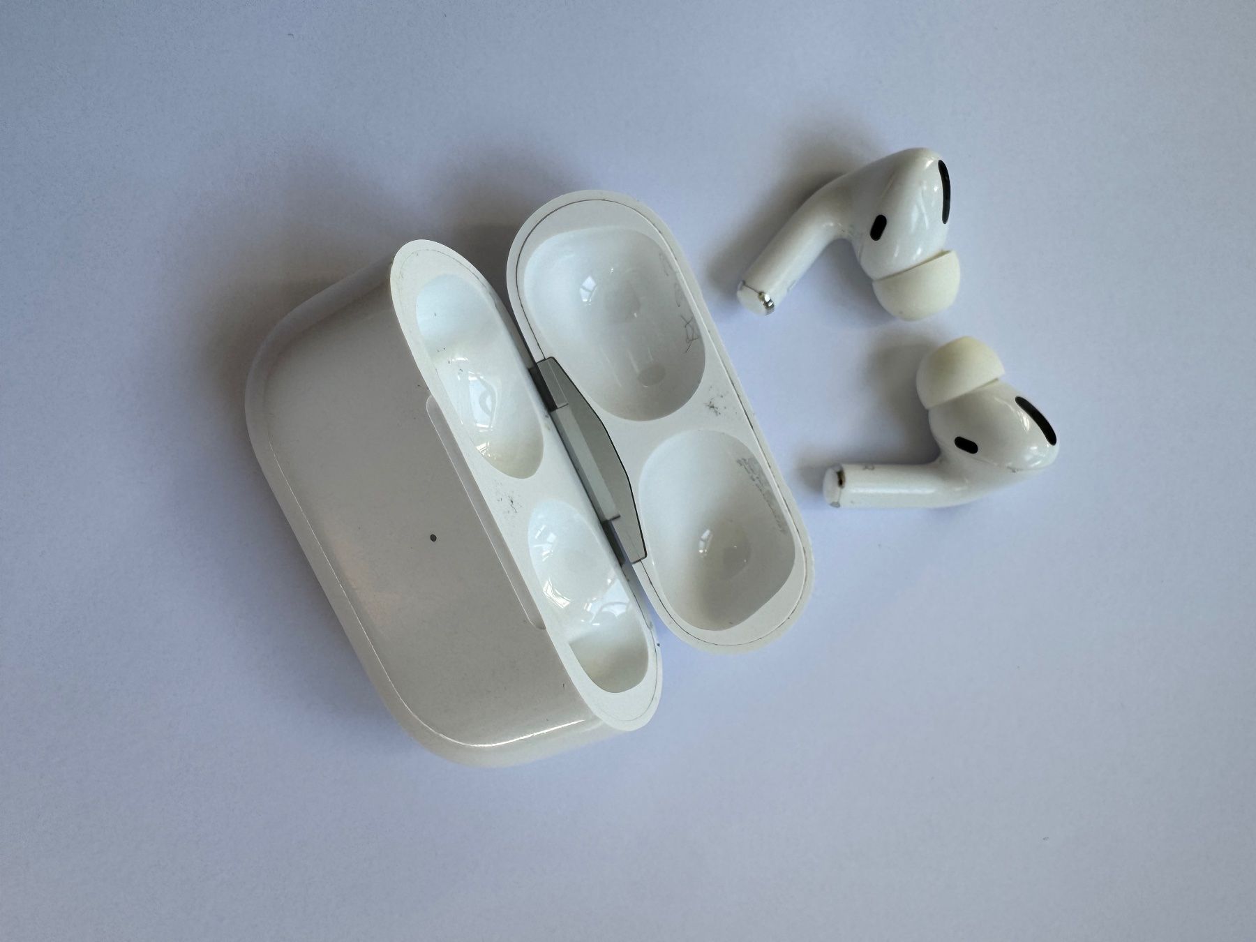 Apple Cuffie: Apple AirPods Pro 1 / Inkl. Case & Ladekabel – Usato da Buchs SG venduto da lippural