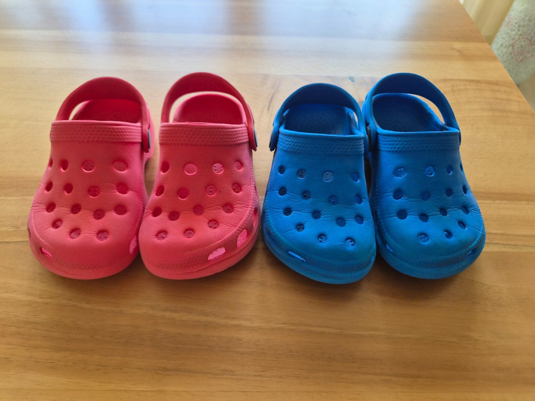 Schuhe für Jungen: Set / 2 Stk. Kinder Clogs Grösse 24 – Gebraucht aus Ibach von urs_sl5h