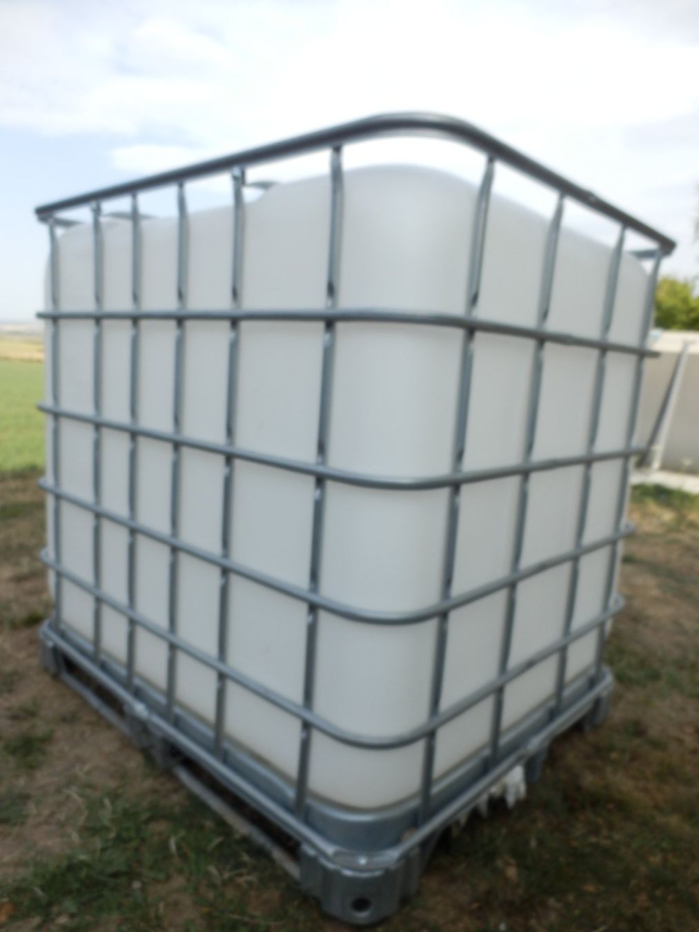 Abbeveratoi e trogoli: Cuve IBC de 1000 litre propre pour eau de pluie – Usato da Apples venduto da Photec18 3