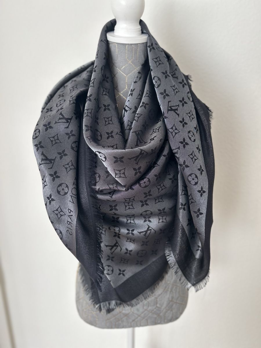 Louis Vuitton Foulard & Sciarpe: Louis Vuitton Schal Monogram Shine Schwarz 2024 – Nuovo e nell'imballaggio originale da Zumikon venduto da nat_96zs
