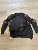 Protektorenjacke, T-Shirt und Hose