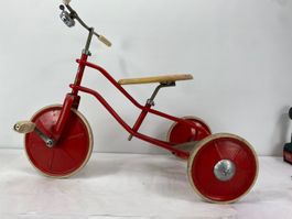 Rotes Vintage Dreirad aus Metall mit Holz-Sattel