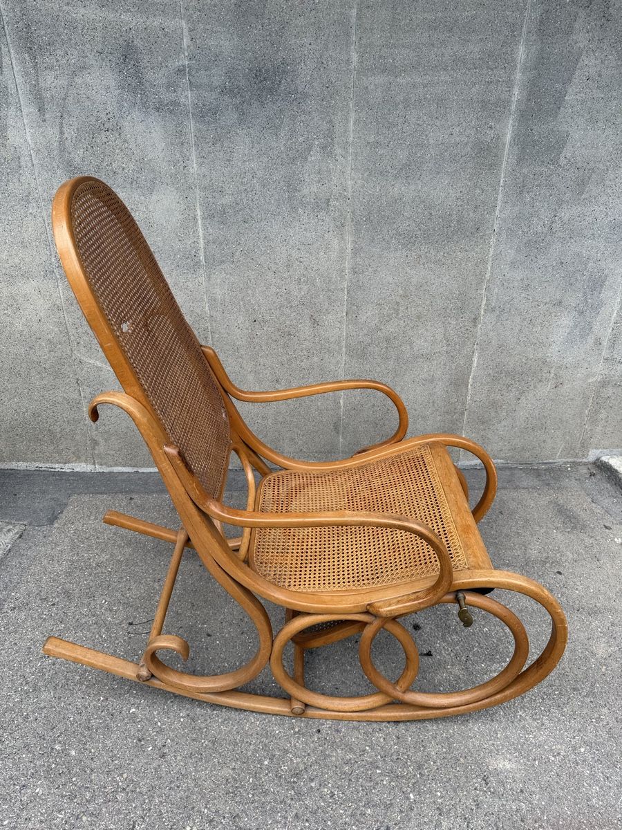 Thonet Sedie: Schaukelstuhl mit aufklappbarem Fussteil – Usato da Zürich venduto da Kue_Zuerich 2