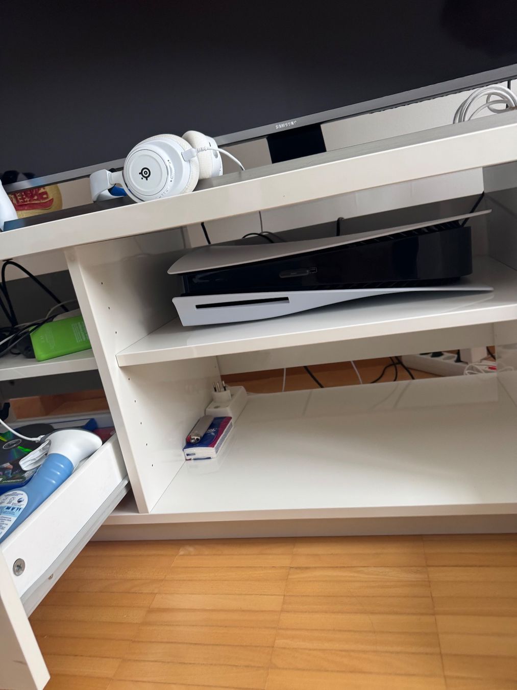 Ikea Mobili TV: TV-Kommode mit Schubladen – Usato da Feuerthalen venduto da SandricH. 4