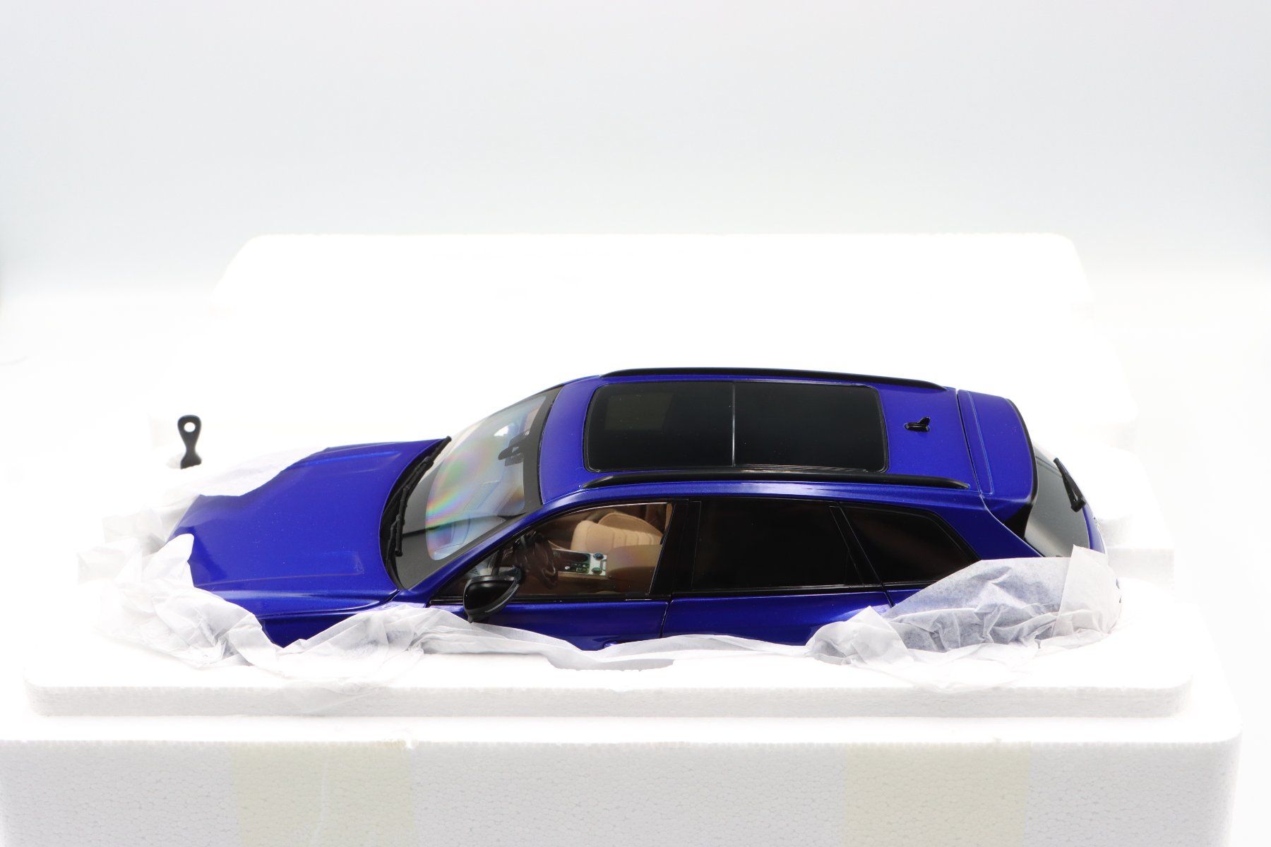 Volkswagen Modellini d'auto: VW Touareg 2018 1:18 Paudi Model – Nuovo e nell'imballaggio originale da Bühl b.Aarberg venduto da modelldiecast 2