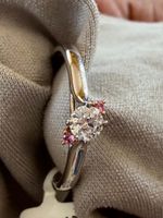 1 solitaire en or blanc avec diamant + 2petites pierres rose