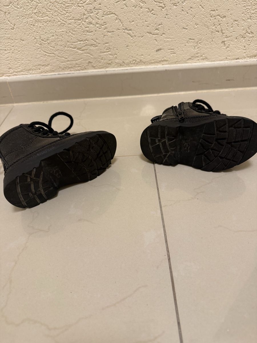 Ugg Schuhe für Mädchen: Stiefel UGG schwarz Glitzer 22 – Gebraucht aus Reinach BL von team8596 3